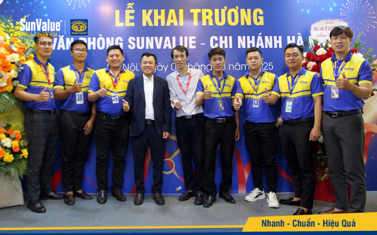 Chủ tịch Thẩm định giá Hoàng Quân chụp ảnh lưu niệm cùng CBNV