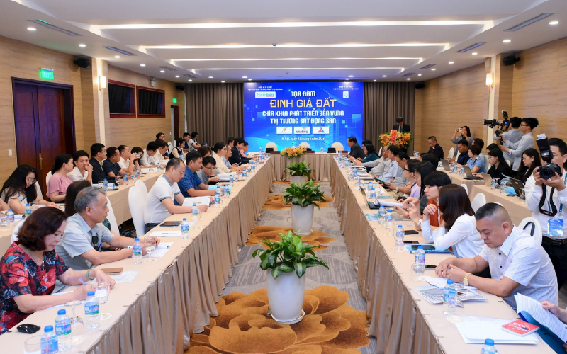 Sự kiện quy tụ nhiều chuyên gia kinh tế, chuyên gia thẩm định giá, đại diện cơ quan quản lý nhà nước, tổ chức tín dụng, doanh nghiệp bất động sản