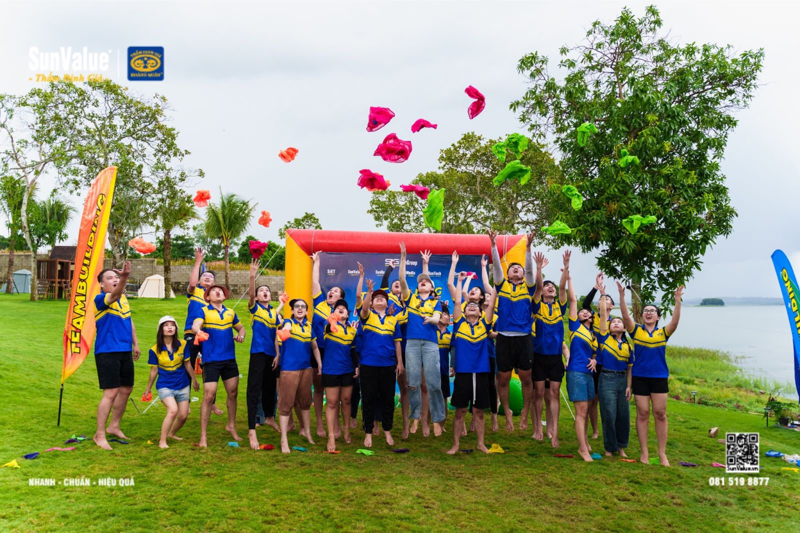 Chụp ảnh kết thúc team building